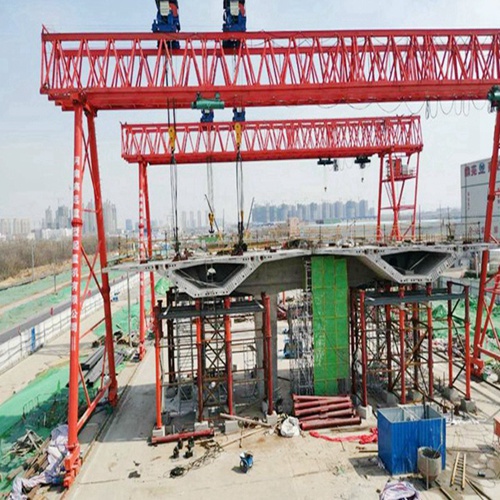 湖南邵阳龙门吊厂家 模块筑房的钢臂：龙门吊在模块化建筑生产基地的应用演进